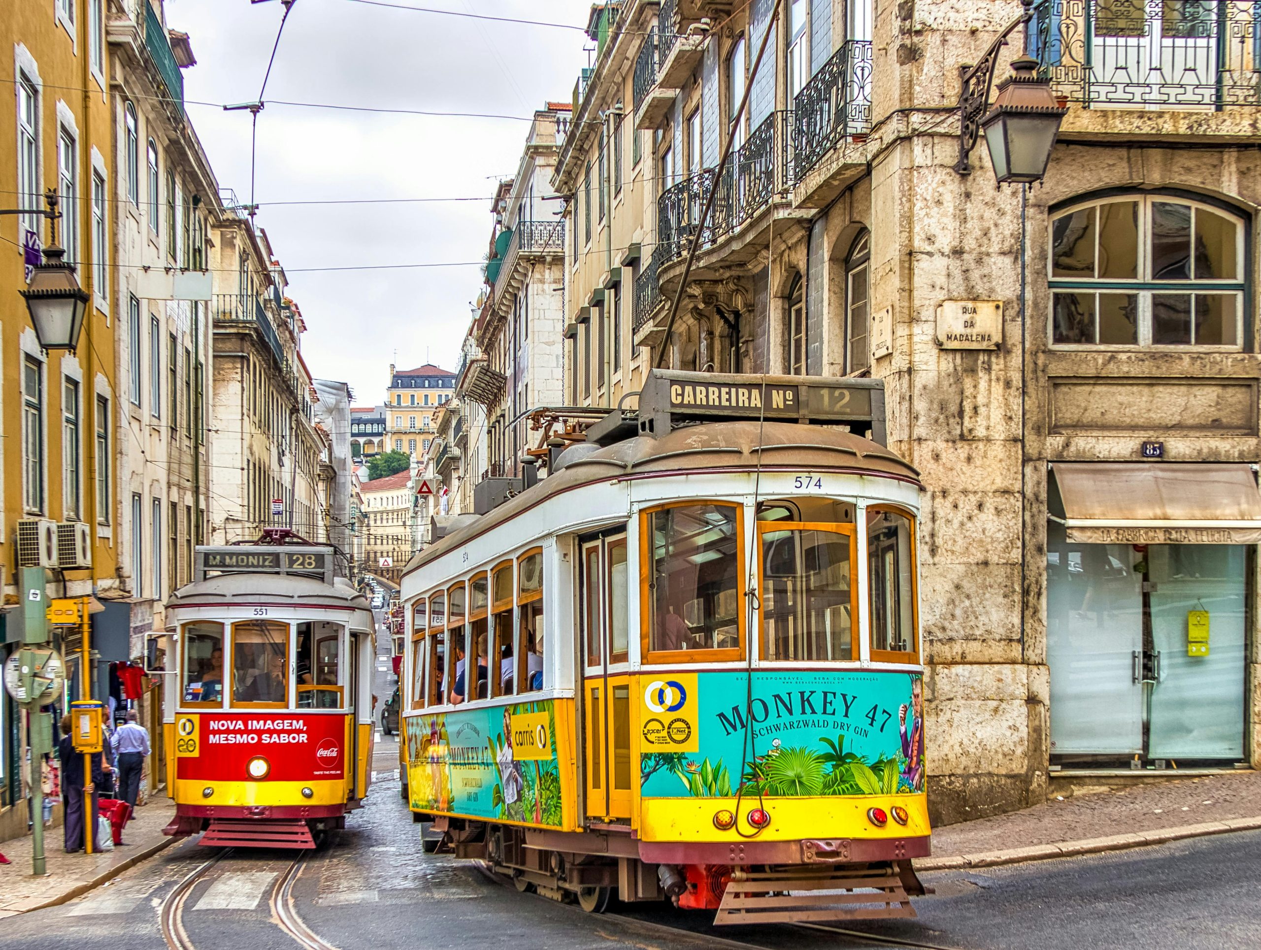 Tramways jaunes traditionnels dans une rue de Lisbonne, Portugal