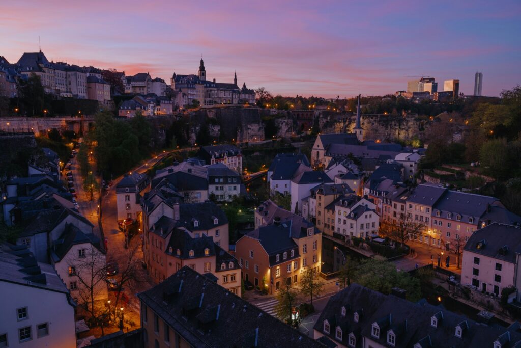 Vue de Luxembourg-Ville pour illustrer un guide sur l'emploi au Luxembourg pour les Français