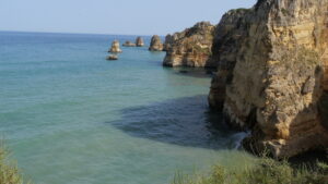 Vue des plages de Lagos pour illustrer un guide sur l'emploi au Portugal pour les Français